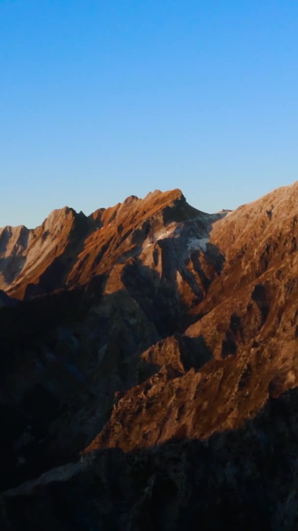 明亮天空背景下的岩石山景观 — 图库视频影像