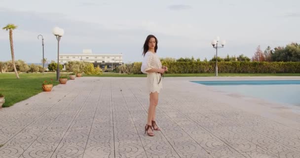 Jovem Mulher Vestido Verão Branco Descansando Hotel Luxo — Vídeo de Stock