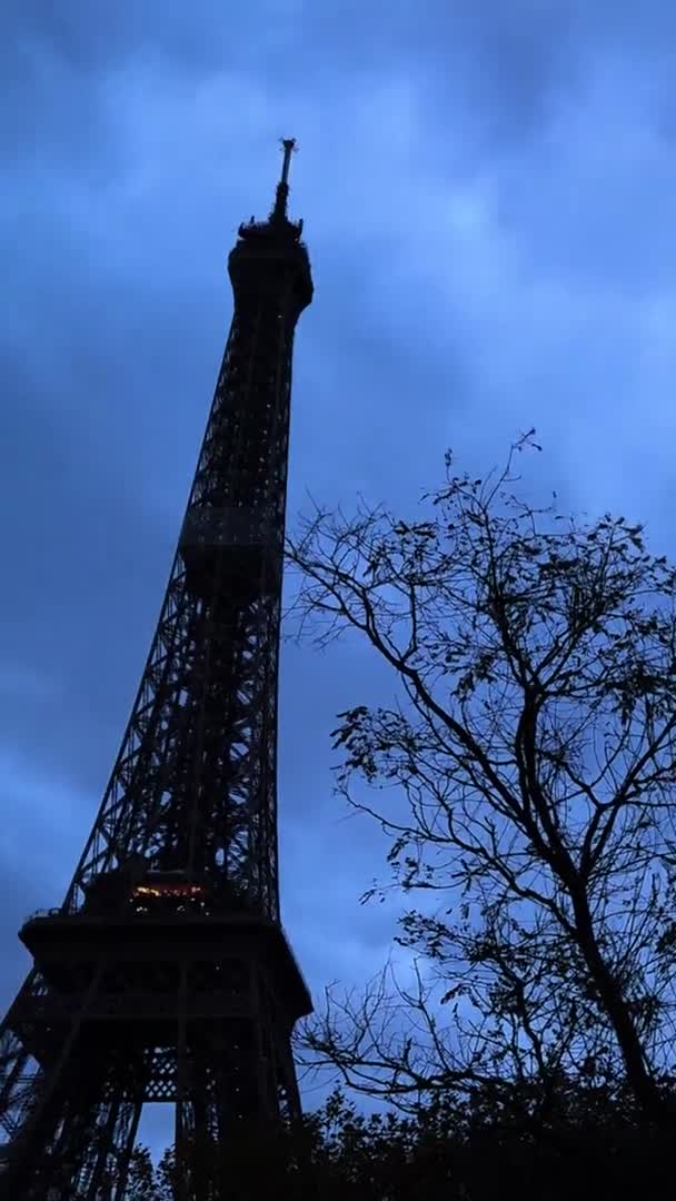 Torre Eiffel Silhueta Fundo Céu Escuro — Vídeo de Stock