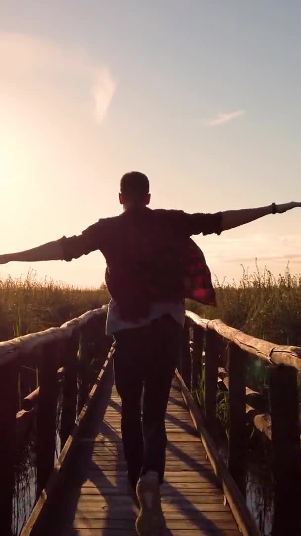 Jongen Met Een Zwart Jasje Blauwe Jeans Loopt Met Hand — Stockvideo