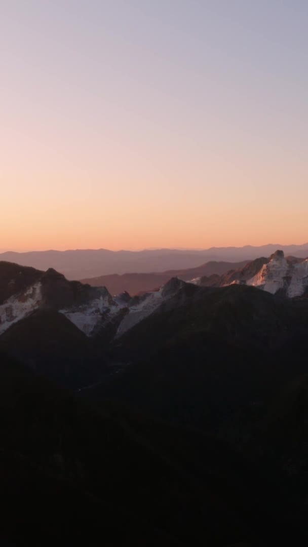 Scenic Uitzicht Rotsachtige Bergen Heldere Hemel Achtergrond — Stockvideo