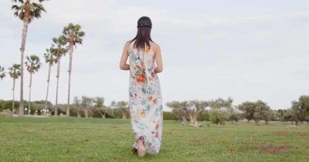 Молодая Женщина Длинном Летнем Платье Цветами Украшения Прогулки Летнем Парке — стоковое видео