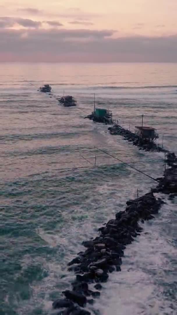 Luchtfoto Van Stormachtige Oceaan Met Golven Die Rotsen Neerstorten — Stockvideo