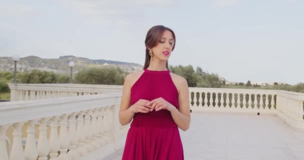 Menina Vestido Vermelho Andando Varanda Durante Dia — Vídeo de Stock