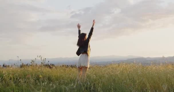 Menina Shorts Brancos Jaqueta Couro Preto Andando Campo Verão Pôr — Vídeo de Stock