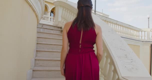 Chica Joven Vestido Rojo Caminando Balcón Durante Día — Vídeos de Stock