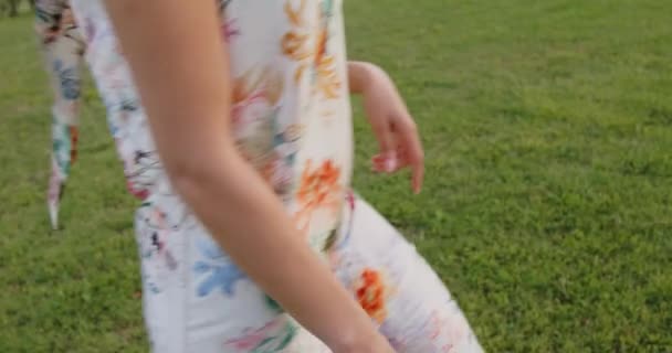 Młoda Kobieta Długiej Sukni Letniej Kwiatami Ozdoba Spaceru Parku Letnim — Wideo stockowe