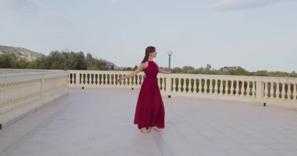 Chica Joven Vestido Rojo Caminando Balcón Durante Día — Vídeo de stock