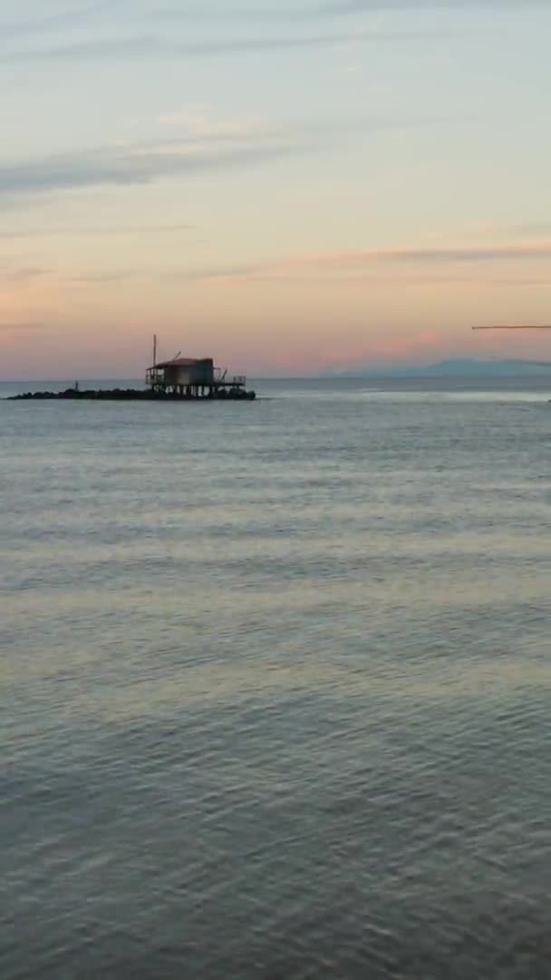 Luftaufnahme Der Schiffsbewegungen Ist Meer Bei Sonnenuntergang — Stockvideo