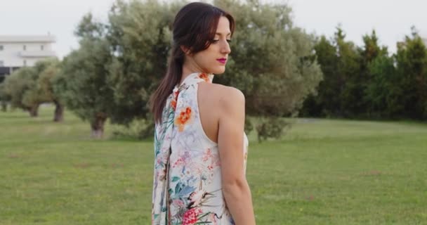 Jovem Mulher Vestido Verão Longo Com Flores Ornamento Andando Parque — Vídeo de Stock
