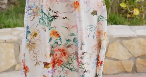 Jeune Femme Robe Longue Été Avec Des Fleurs Ornement Marche — Video