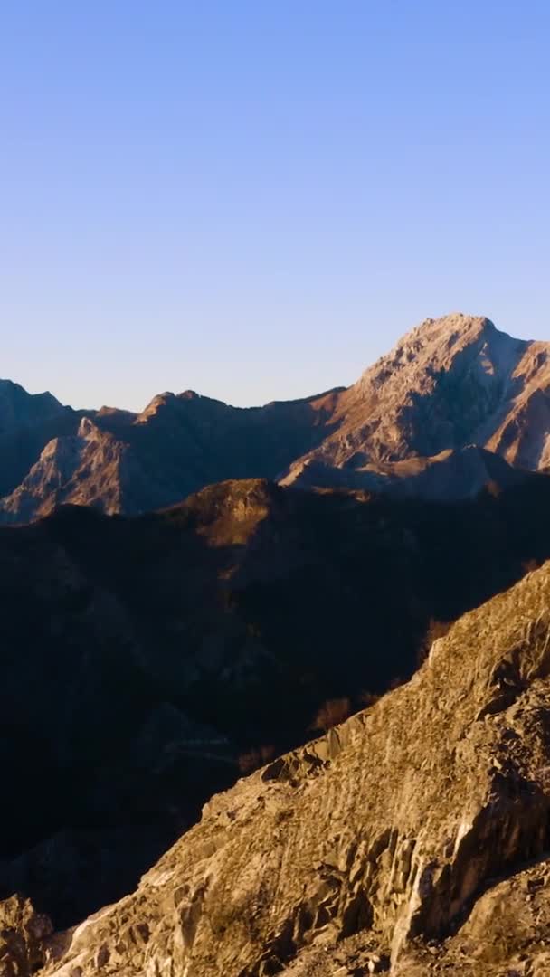 Vista Panoramica Montagne Rocciose Sfondo Cielo Luminoso — Video Stock