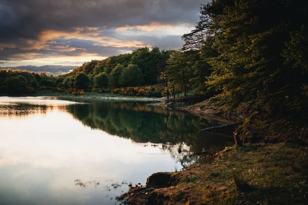 Bulutlu gökyüzünün altında Dağ Gölü manzarası 