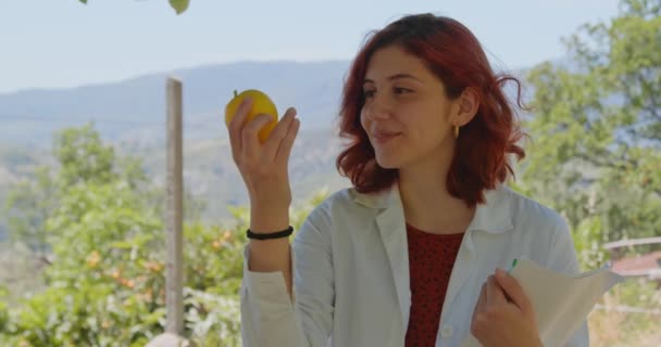 Joven Agrónoma Femenina Trabajando Jardín Verano Pelirroja Revisando Frutas Granja — Vídeos de Stock