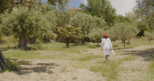 Νεαρή Γυναίκα Γεωπόνος Που Εργάζεται Στον Καλοκαιρινό Κήπο Redhead Γυναίκα — Αρχείο Βίντεο