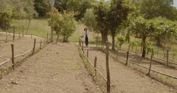 Joven Agrónoma Femenina Trabajando Jardín Verano Pelirroja Revisando Camas Granja — Vídeos de Stock