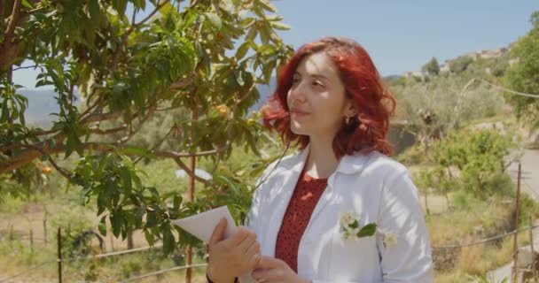 Joven Agrónoma Femenina Trabajando Jardín Verano Pelirroja Revisando Árboles Granja — Vídeos de Stock