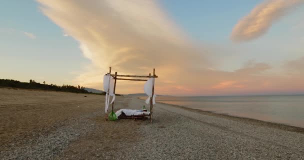 Young Girl Blue Shirt Sleeps Canopy Bed Ocean Beach Sunrise — Vídeo de Stock