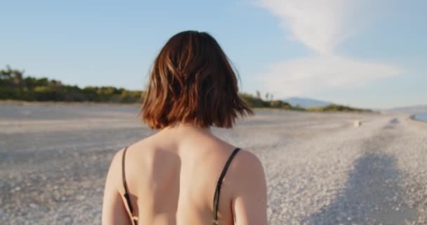 Genç Kız Calabria Sahilinde Deniz Kenarında Yürüyor — Stok video
