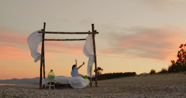 Young Girl Blue Shirt Resting Canopy Bed Ocean Beach Sunrise — Vídeo de Stock