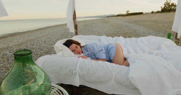 Young Girl Blue Shirt Sleeps Canopy Bed Ocean Beach Sunrise — Video