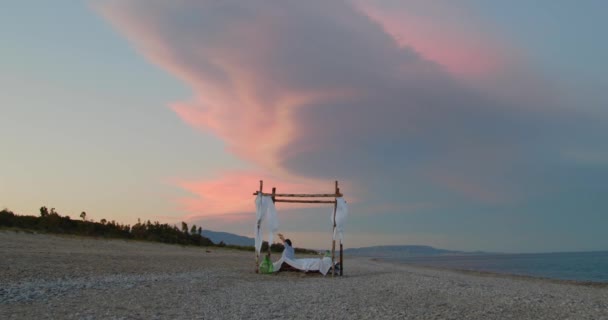 Young Girl Blue Shirt Resting Canopy Bed Ocean Beach Sunrise — Vídeo de Stock