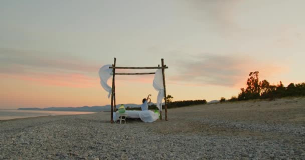 Jong Meisje Met Blauw Shirt Rusten Canopy Bed Oceaan Strand — Stockvideo