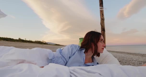 Young Girl Blue Shirt Resting Canopy Bed Ocean Beach Sunrise — Vídeo de Stock