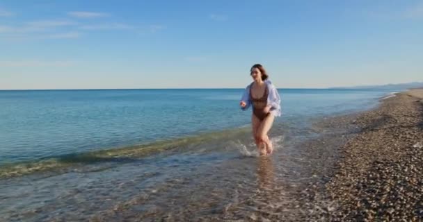 Ung Flicka Går Nära Havet Kalabrien Stranden — Stockvideo
