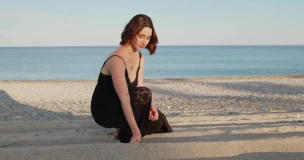 Young Girl Black Dress Dropping Sand Hand Sea Calabria Beach — Vídeo de Stock