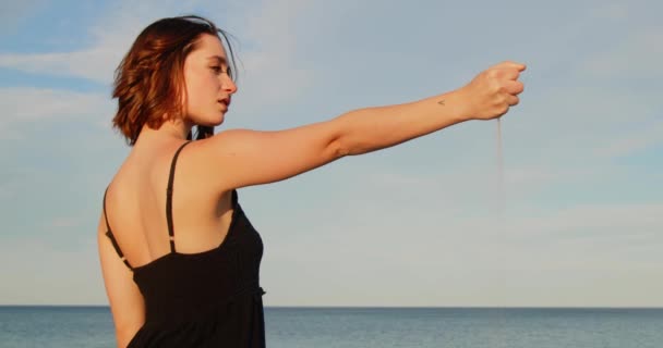 Young Girl Black Dress Dropping Sand Hand Sea Calabria Beach — Vídeo de Stock