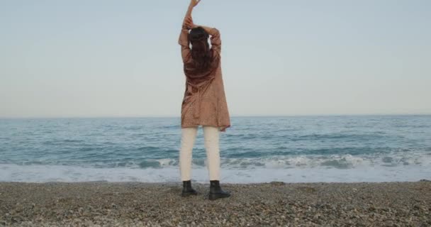 Итальянская Девушка Черных Сапогах Белых Штанах Летом Отдыхает Моря — стоковое видео