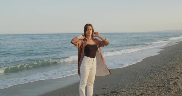 Hermosa Chica Italiana Con Botas Negras Pantalones Blancos Caminando Por — Vídeos de Stock