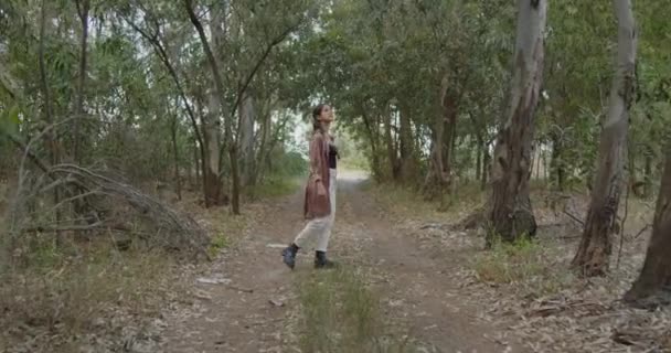 Hermosa Chica Italiana Con Botas Negras Pantalones Blancos Caminando Parque — Vídeos de Stock