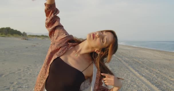 Frumoasă Fată Italiană Cizme Negre Pantaloni Albi Dansează Lângă Mare — Videoclip de stoc