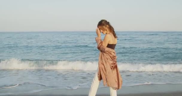 Frumoasă Fată Italiană Cizme Negre Pantaloni Albi Dansează Lângă Mare — Videoclip de stoc