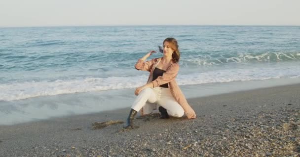 Όμορφη Ιταλίδα Μαύρες Μπότες Και Λευκό Παντελόνι Που Ξεκουράζεται Από — Αρχείο Βίντεο
