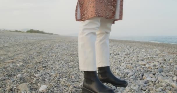 Итальянская Девушка Черных Сапогах Белых Штанах Гуляющая Морю Летом — стоковое видео
