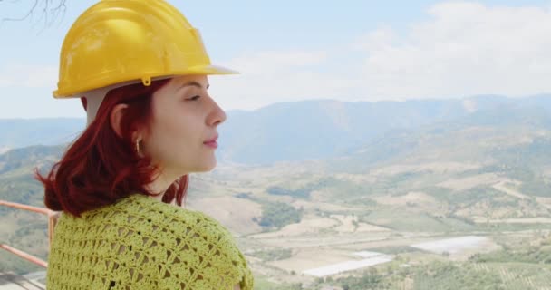 Відеозапис Красивого Італійського Архітектора Жовтому Шоломі Молода Жінка Будівництві Вдень — стокове відео