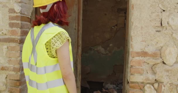 Outdoor Footage Beauty Italian Architect Yellow Helmet Young Woman Construction — Αρχείο Βίντεο