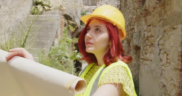 Outdoor Footage Beauty Italian Architect Yellow Helmet Young Woman Rolled — Wideo stockowe