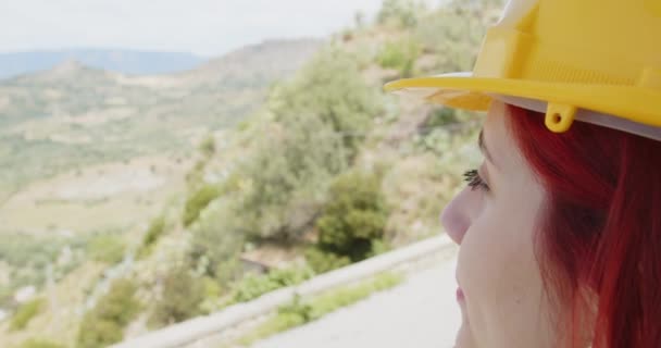 Outdoor Footage Beauty Italian Architect Yellow Helmet Young Woman Construction — Vídeo de Stock