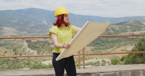 Outdoor Footage Beauty Italian Architect Yellow Helmet Young Woman Rolled — Stok video