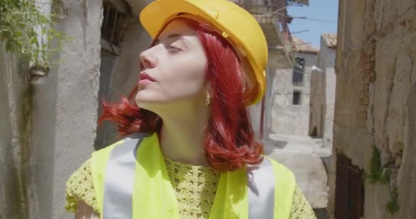 Outdoor Footage Beauty Italian Architect Yellow Helmet Young Woman Construction — Stockvideo