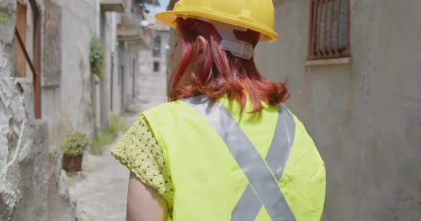 Outdoor Footage Beauty Italian Architect Yellow Helmet Young Woman Rolled — Stok Video