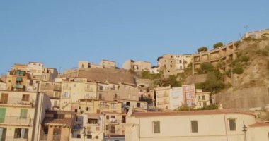 Gündüz vakti Rocky Beach 'teki evlerin manzarası. 