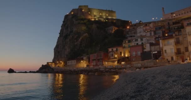 Scenic View Houses Rocky Beach Sunset Time — Αρχείο Βίντεο