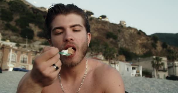 Mann Isst Tagsüber Eis Strand — Stockvideo