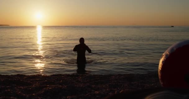 Människan Kommer Havet Vid Solnedgången — Stockvideo