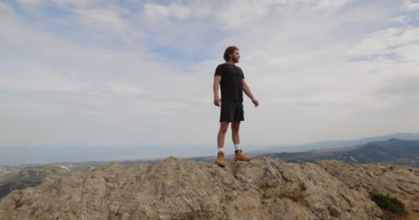 Mann Sportkleidung Steht Tagsüber Auf Felsen — Stockvideo